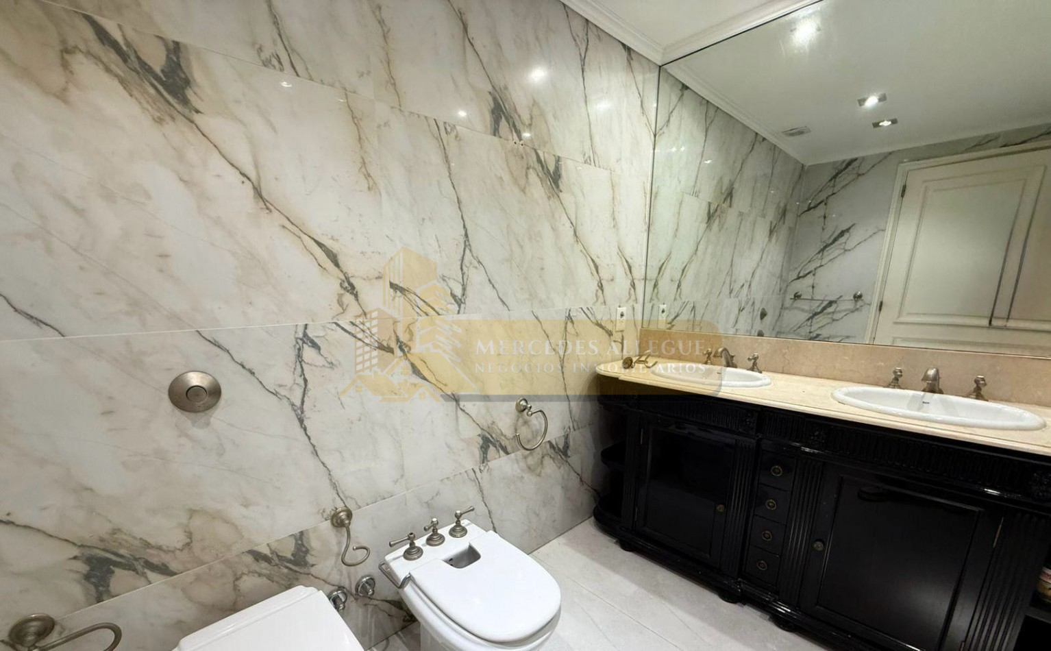 Departamento 2 amb Edificio Chateau. Pto Madero.