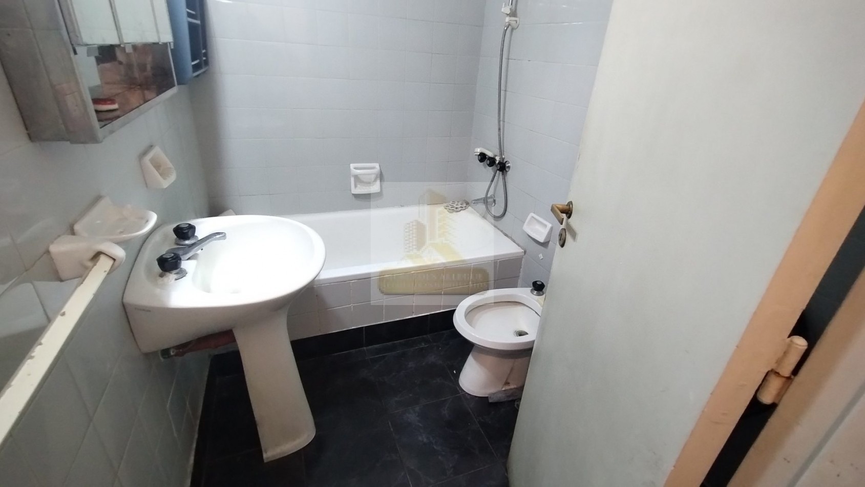 VENTA 2 Ambientes con cochera fija patio y terraza propia. BARRACAS