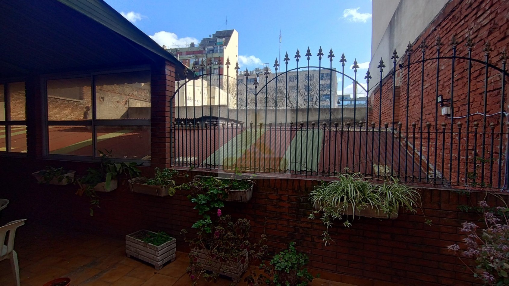 VENTA 2 Ambientes con cochera fija patio y terraza propia. BARRACAS